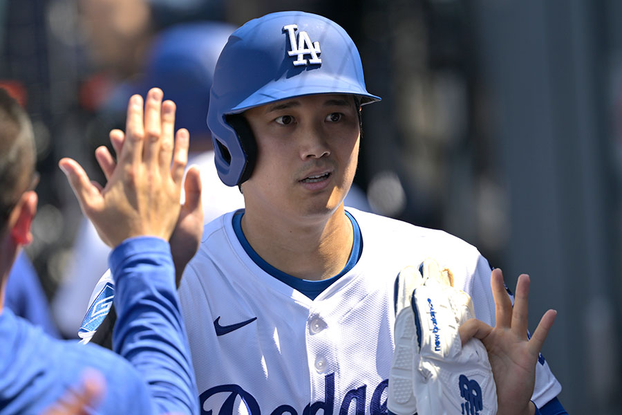26号本塁打を放ちナインに祝福を受けるドジャース・大谷翔平【写真：Getty Images】