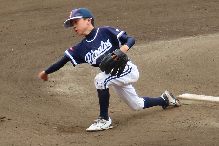 アンダーハンドで投球する木戸【写真：片倉尚文】