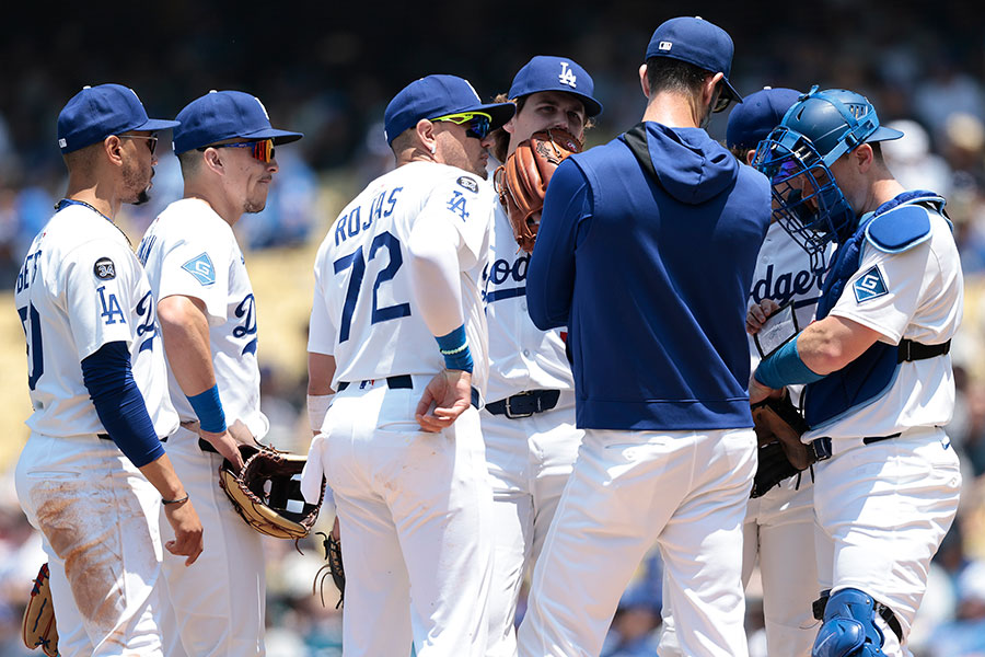 マウンドに集まるドジャースナイン【写真：Getty Images】