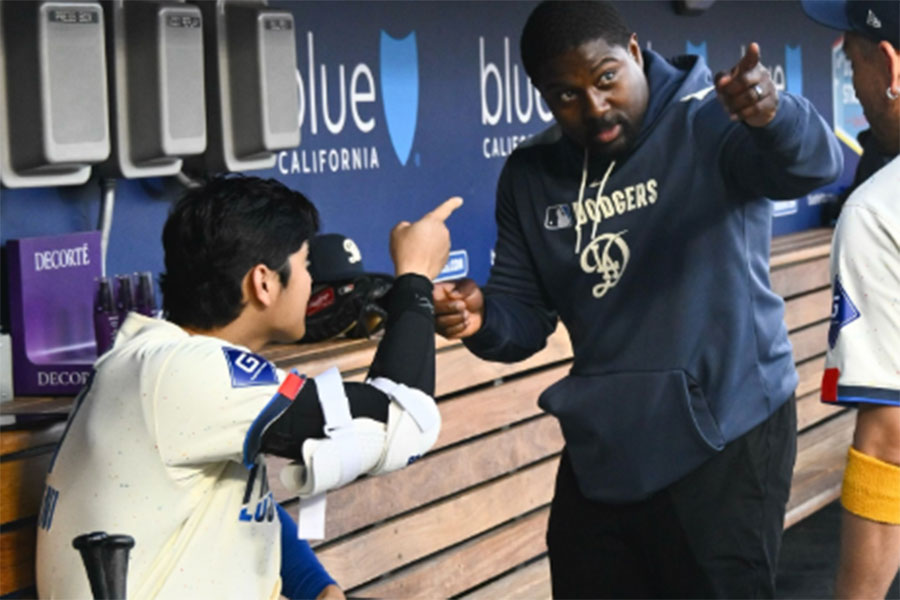スミスコーチとやり取りをするドジャース・大谷翔平（画像はスクリーンショット）