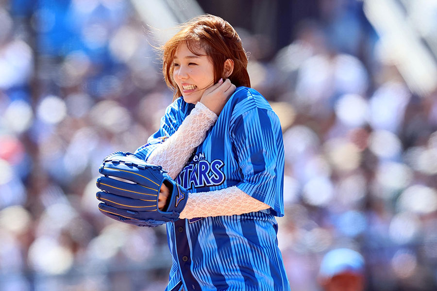 始球式に登場したタレントの篠崎愛さん【写真提供：産経新聞社】