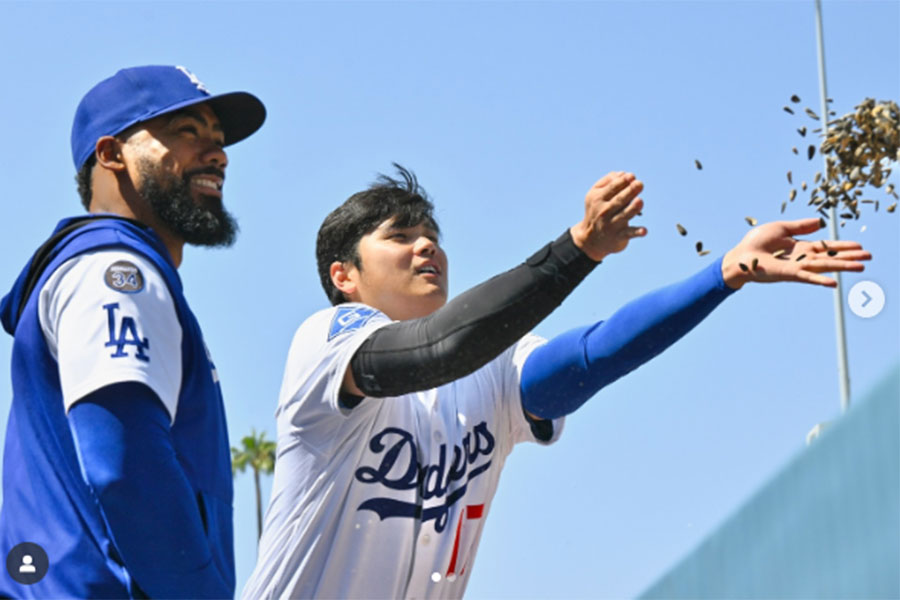 ドジャースのテオスカー・ヘルナンデス（左）と大谷翔平【写真提供：ジョン・スーフー/ドジャース】