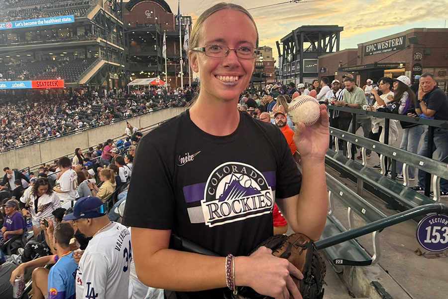 大谷翔平のHR球を獲得したエミリー・サバジョさん【写真：上野明洸】