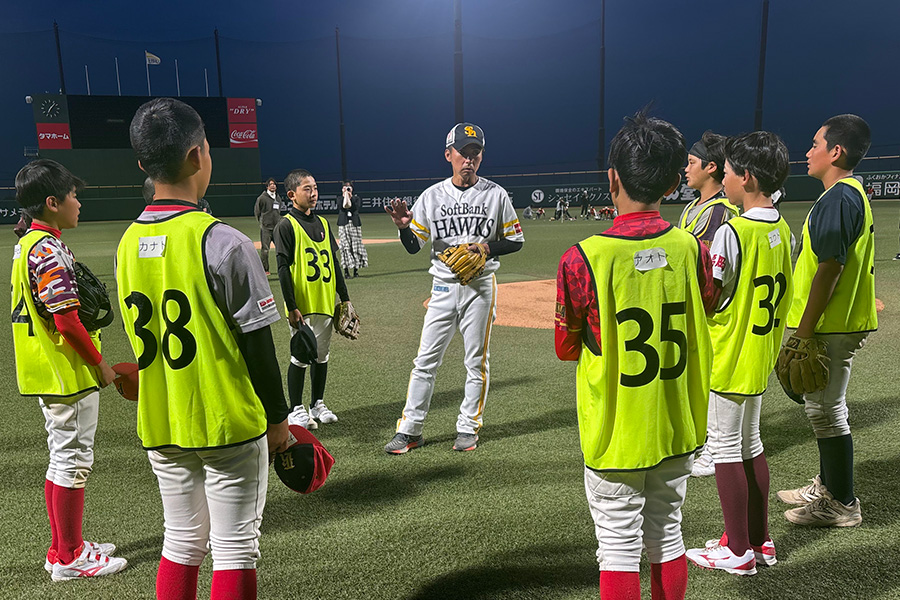 練習会参加者を指導する若林隆信コーチ（中央）【写真：球団提供】