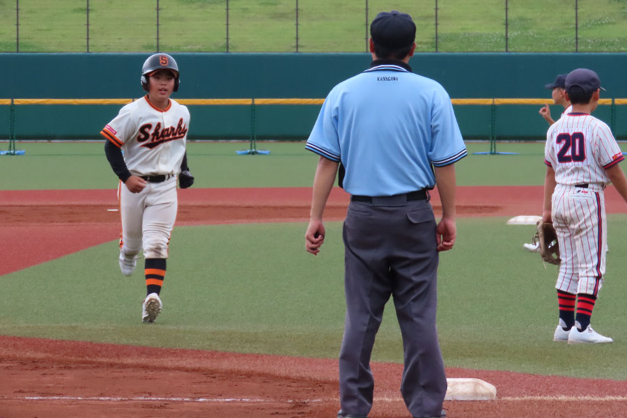 本塁打を放ちダイヤモンドを回る吉本結楽捕手【写真：片倉尚文】