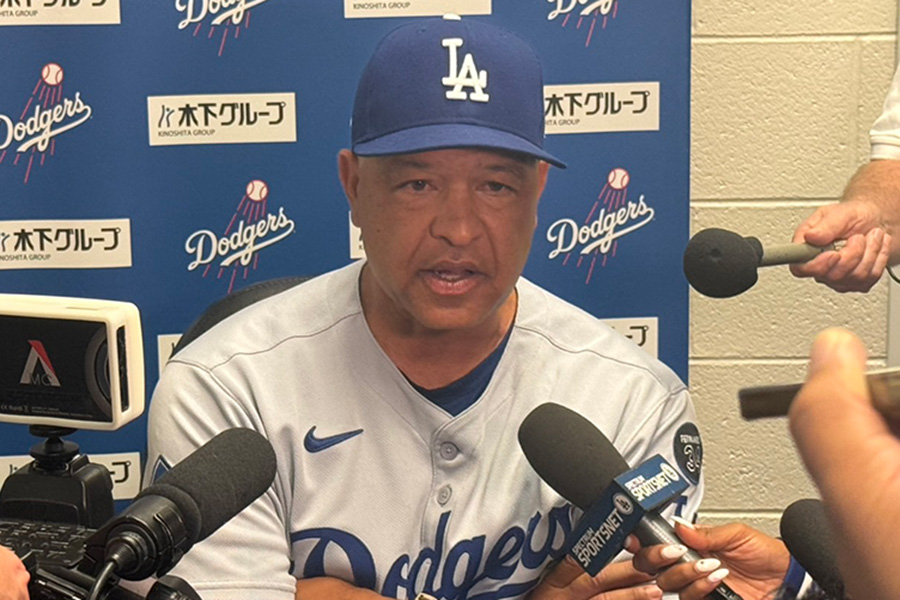 試合後の取材に応じたドジャースのデーブ・ロバーツ監督【写真：上野明洸】