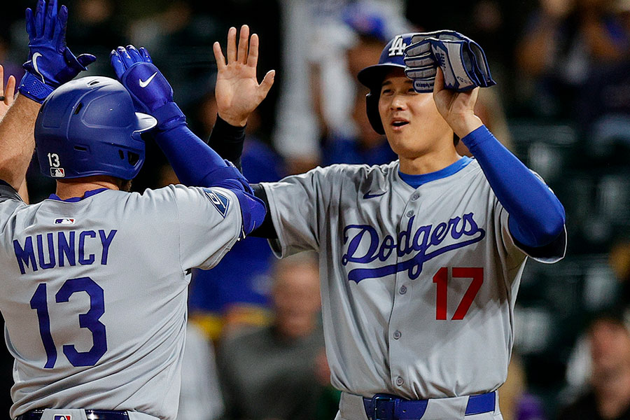 満塁弾を放ったドジャースのマックス・マンシー(左)を迎える大谷翔平【写真:Getty Images】