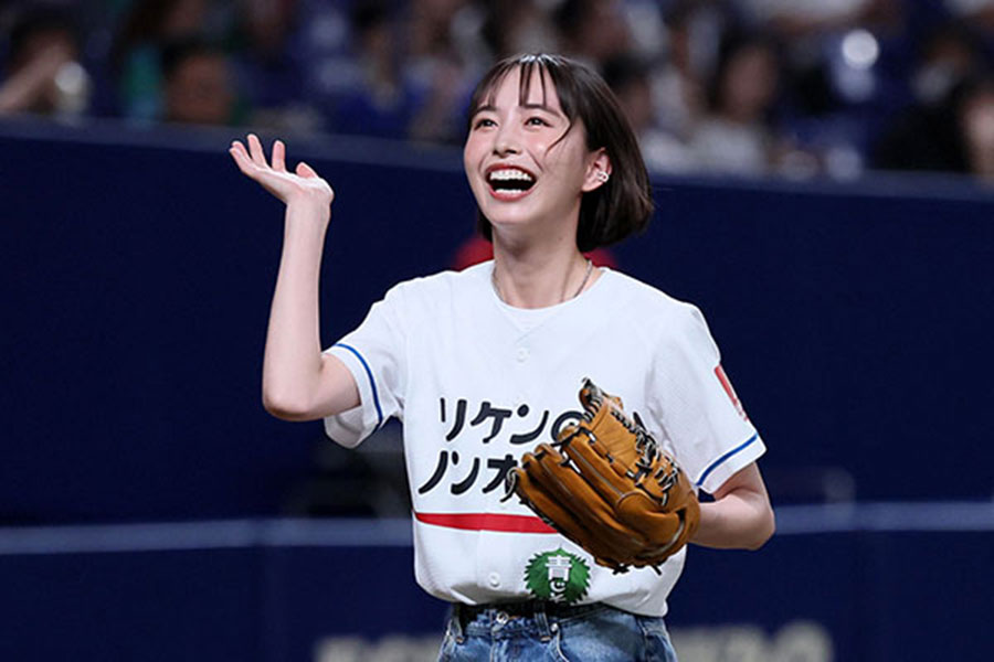 始球式に登場した俳優、モデルとして活躍する井桁弘恵さん【写真提供：産経新聞社】