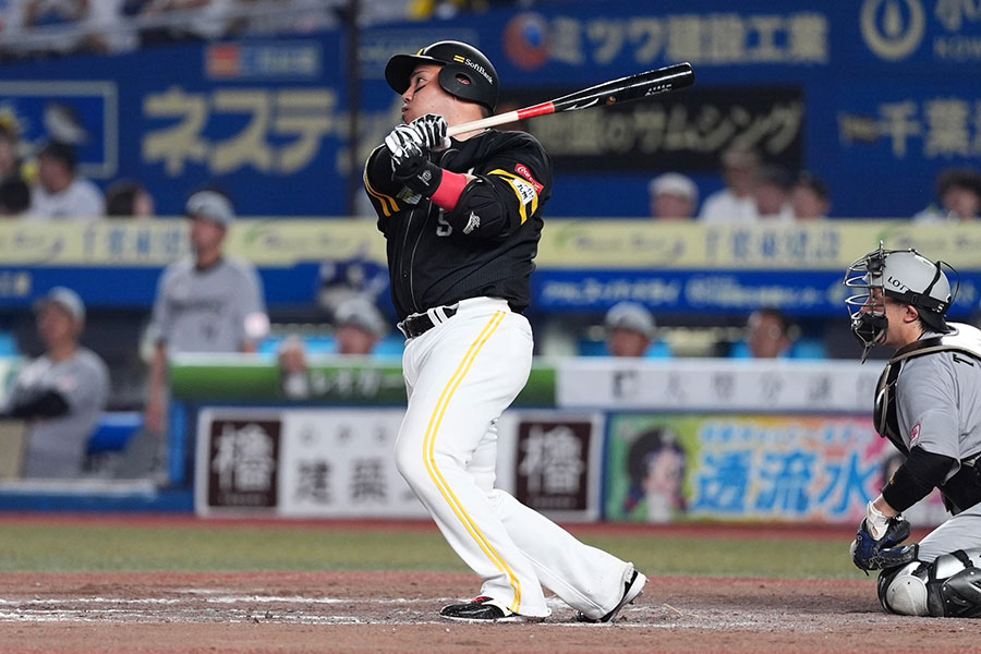 ロッテ戦で本塁打を放ったソフトバンク・山川穂高【写真：小林靖】