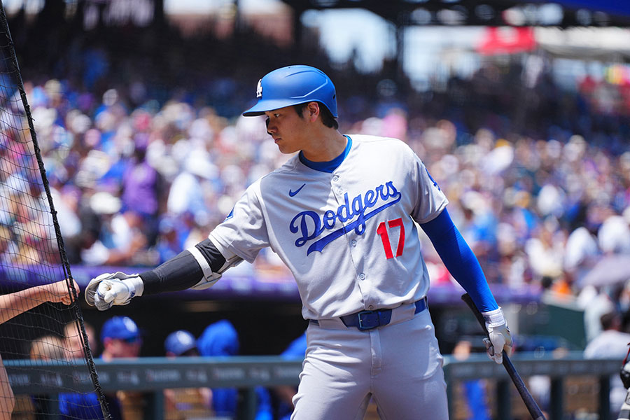 少年とグータッチするドジャース・大谷翔平【写真：ロイター】