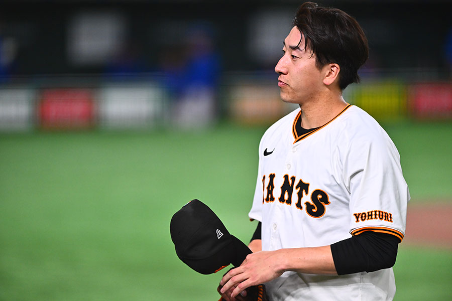 ベンチに引き下がる巨人・大勢【写真：古川剛伊】