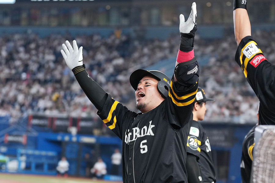 ロッテ戦で満塁本塁打を放ったソフトバンク・山川穂高【写真：小林靖】