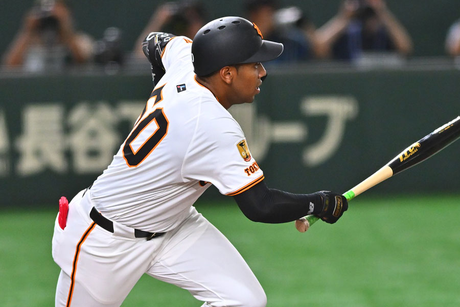 DeNAのバウアーから走者一掃の三塁打を放った巨人・オコエ瑠偉【写真：古川剛伊】