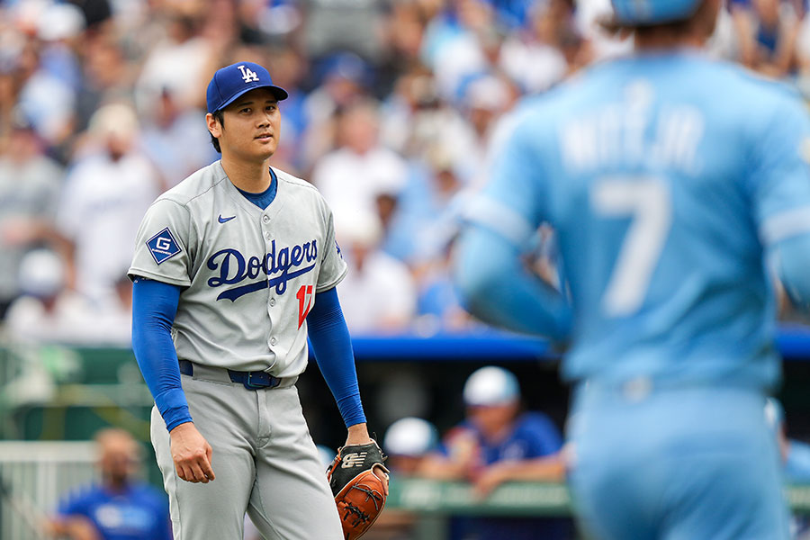 ロイヤルズのウィットJr.と言葉を交わすドジャース・大谷翔平【写真:Getty Images】