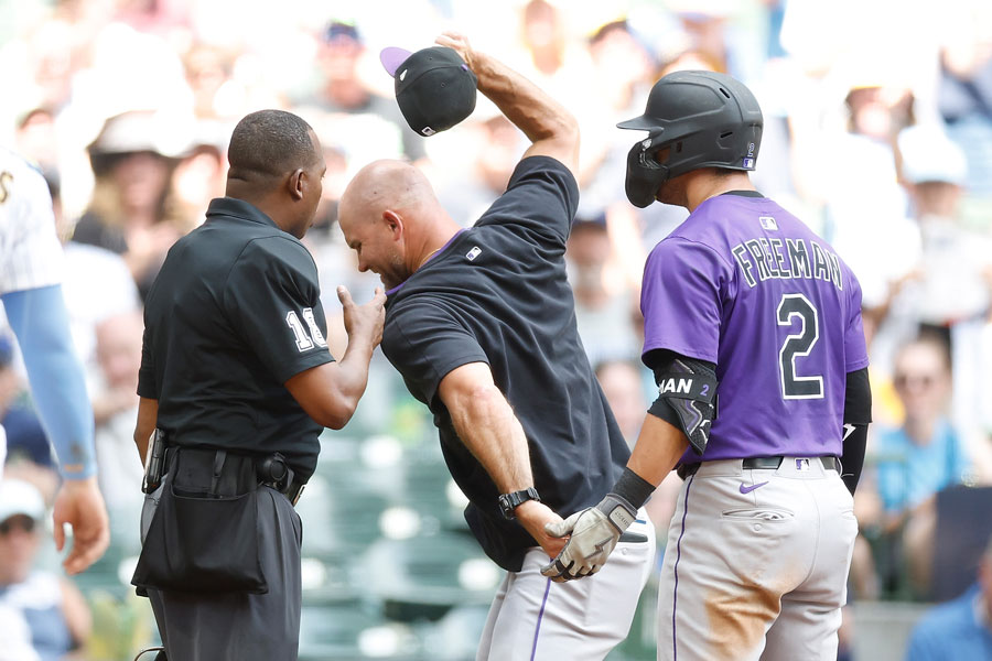 球審に詰め寄り抗議するロッキーズのウォーレン・シェイファー監督代行【写真：Getty Images】