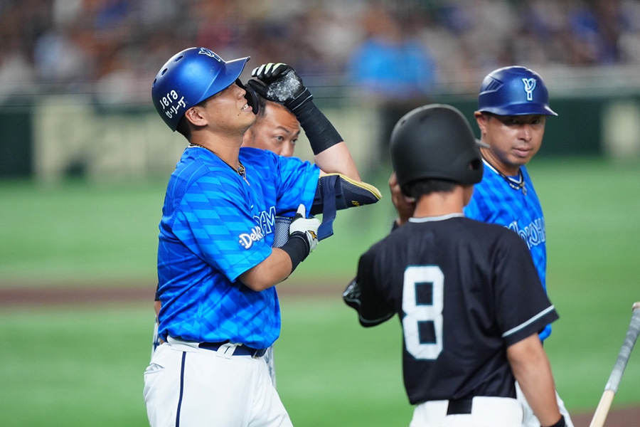 巨人戦で死球を受けたDeNA・蝦名達夫【写真：矢口亨】