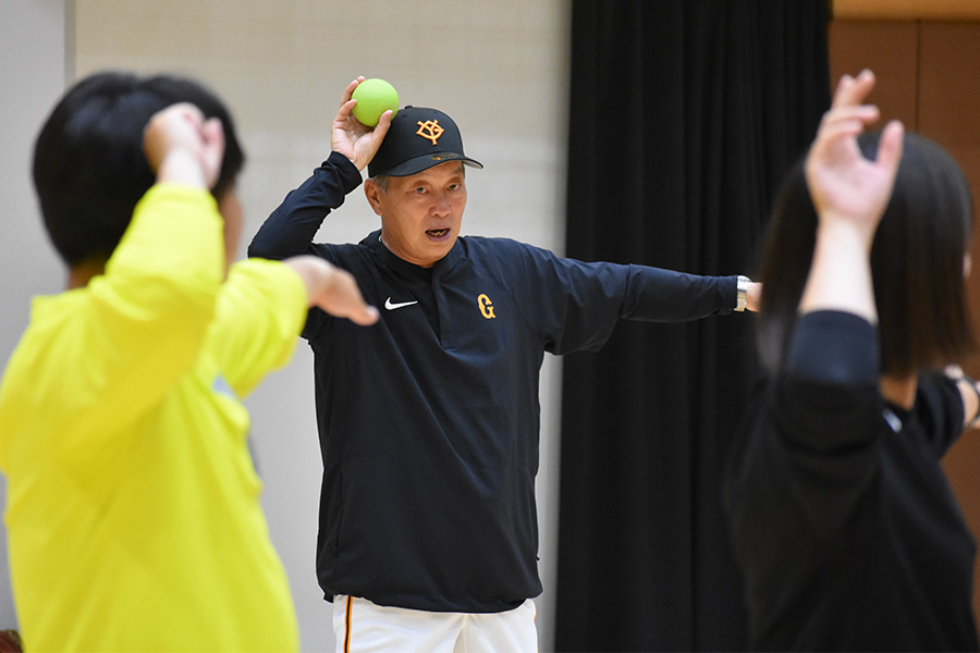 教員に投げ方を指導する読売巨人軍振興部・倉俣徹部長【写真：高橋幸司】
