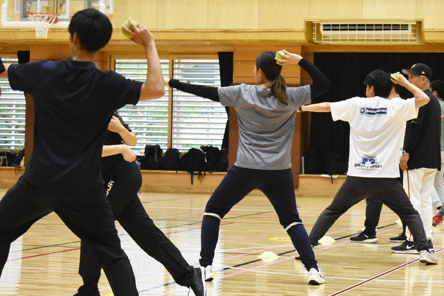 教員たちは自ら実践することで初心者指導のコツを学んだ【写真：高橋幸司】