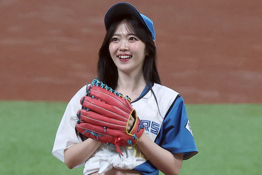 始球式に登場した鈴木愛理さん【写真提供:産経新聞社】