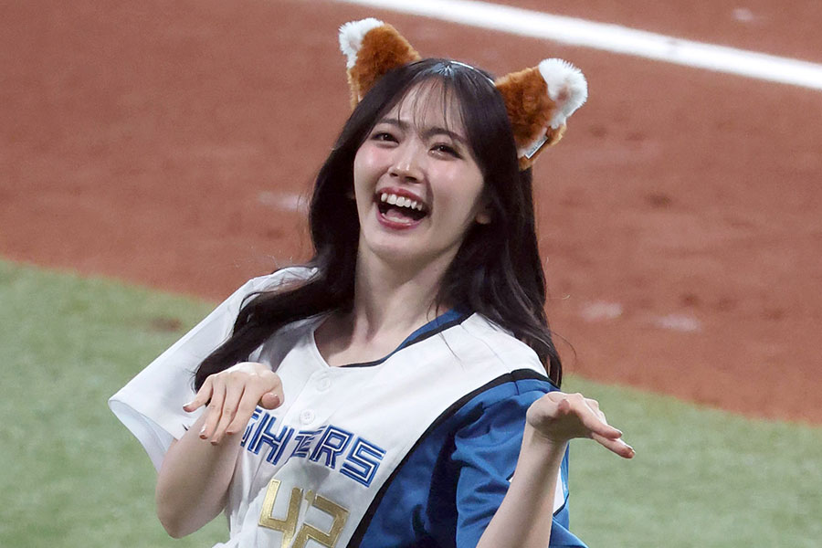 きつねダンスを披露した鈴木愛理さん【写真提供：産経新聞社】