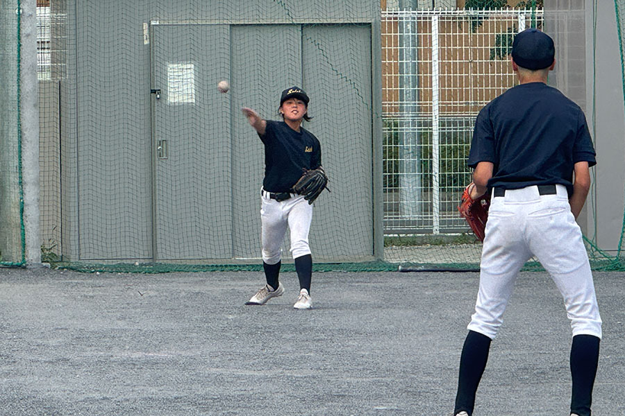 キャッチボールを行う小山紫織さん【写真：編集部】