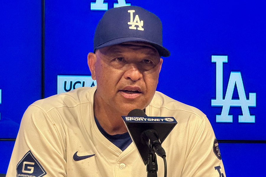 試合後、取材に対応したドジャースのデーブ・ロバーツ監督【写真：小谷真弥】