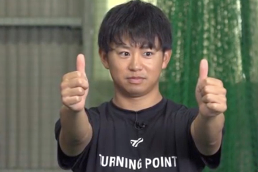 顔は動かさずに2本の親指へ視点を左右させる【写真：編集部】