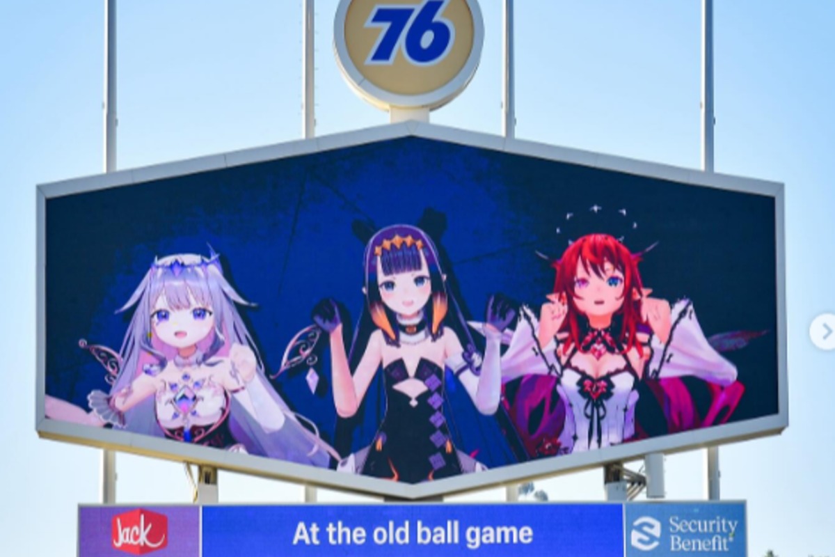 場内ビジョンに登場した3人（写真はスクリーンショット）