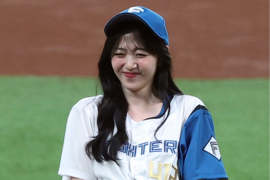 始球式に登場した鈴木愛理さん【写真提供：産経新聞社】