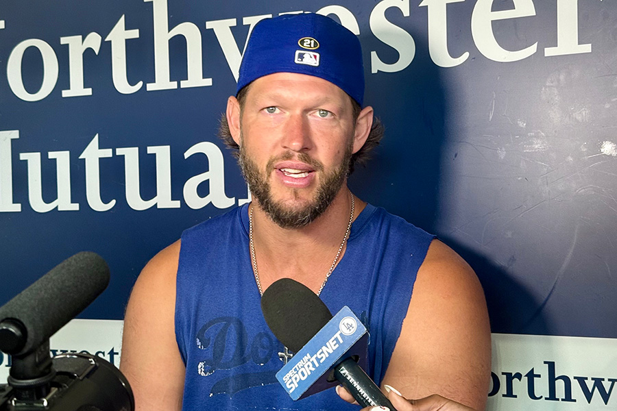 取材に応じたドジャースのクレイトン・カーショー【写真：小谷真弥】