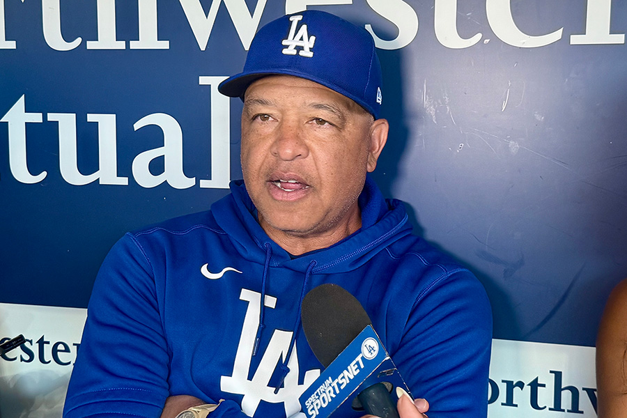 試合前、取材に応じたドジャースのデーブ・ロバーツ監督【写真：小谷真弥】
