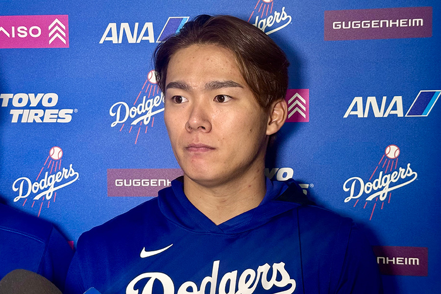試合後、取材に対応したドジャース・山本由伸【写真：小谷真弥】