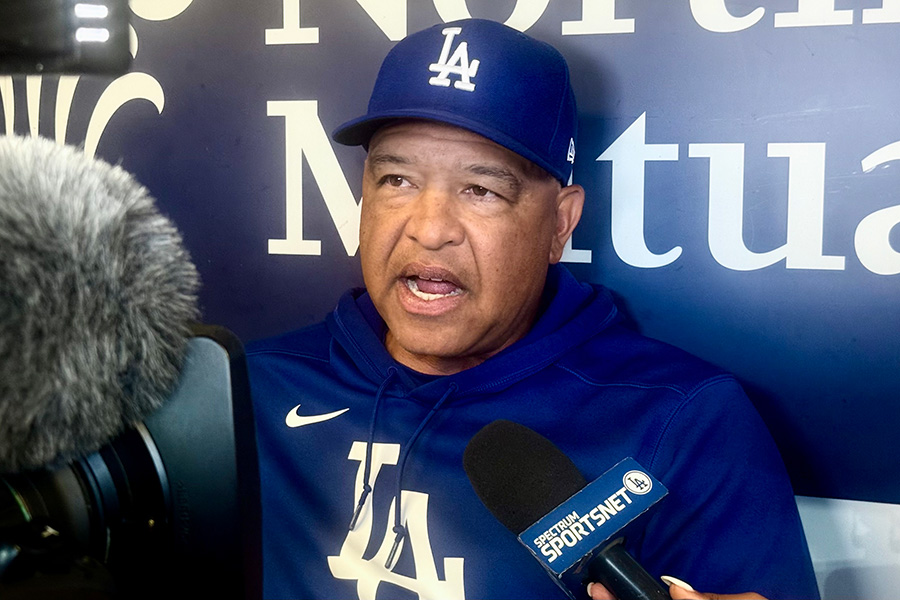 取材に応じたドジャースのデーブ・ロバーツ監督【写真：小谷真弥】