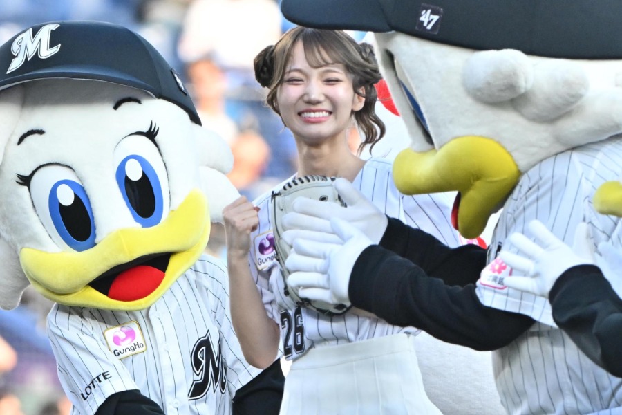 セレモニアルピッチを行った「SUPER☆GiRLS」の門林有羽さん【写真提供：産経新聞社】