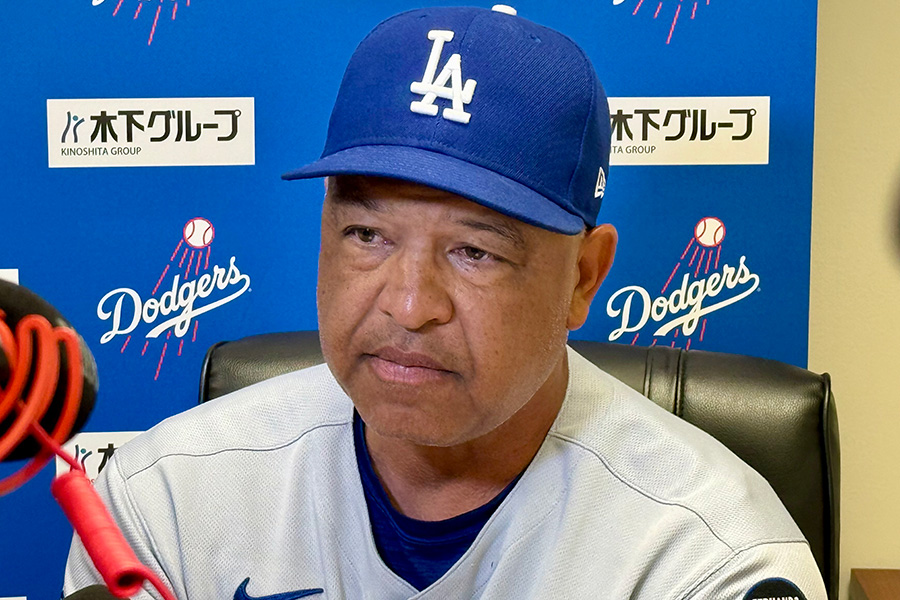 試合後の取材に応じたドジャースのデーブ・ロバーツ監督【写真:小谷真弥】