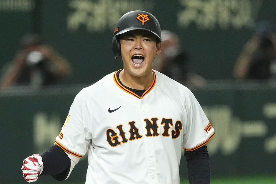 巨人・荒巻悠【写真：小林靖】