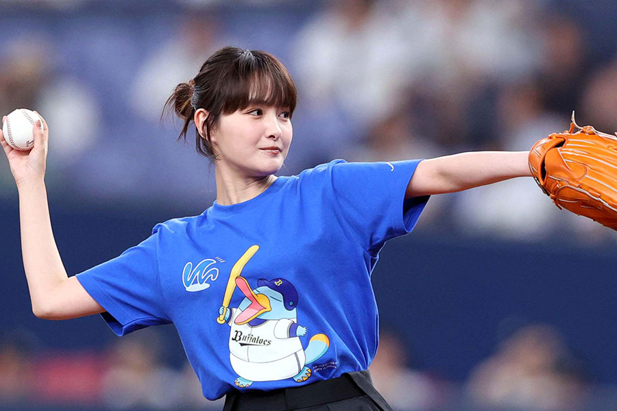 始球式に登場した葵わかなさん【写真：栗木一考】