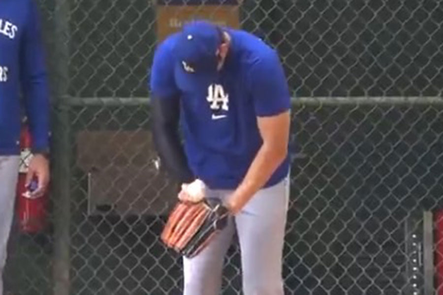 投球練習中に“心肺蘇生”のジェスチャーを見せたドジャース・大谷翔平【写真：小谷真弥】