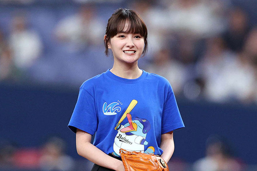 始球式に登場した葵わかなさん【写真：栗木一考】