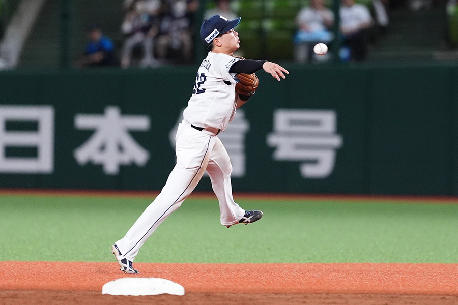 好守を見せた西武・滝澤夏央【写真：小林靖】