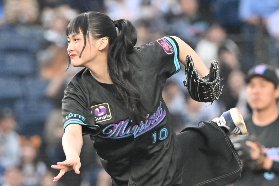 始球式に登場した櫻坂46・山崎天さん【写真提供：産経新聞社】