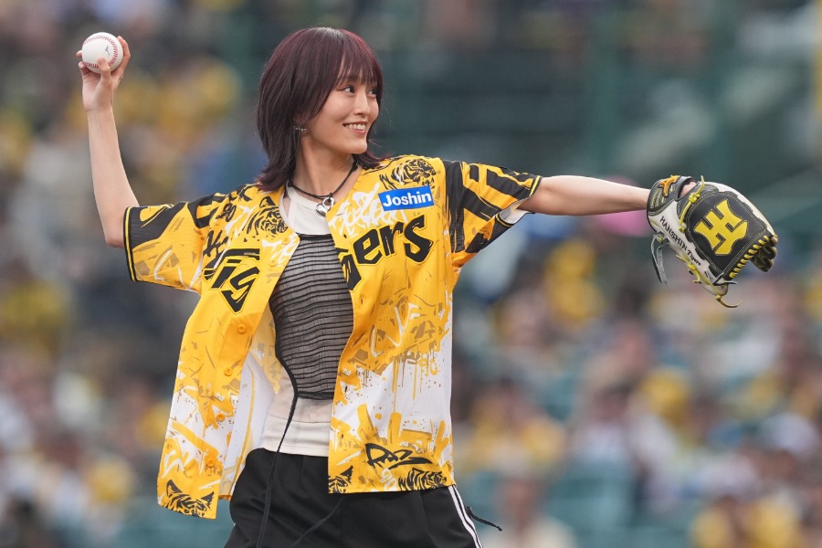始球式に登場したシンガー・ソングライターの山本彩さん【写真提供：産経新聞社】