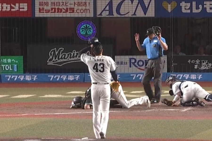 頭部死球を受けたロッテ・安田尚憲（左）と帽子を外す西武・羽田慎之介【画像：パーソル パ・リーグTV】