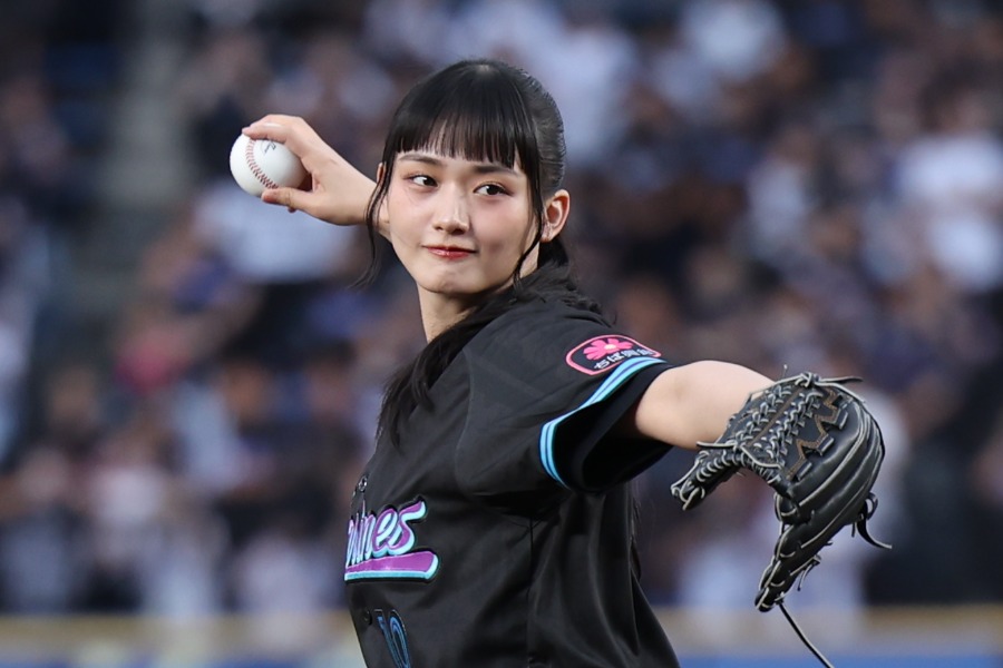 始球式に登場した櫻坂46・山崎天さん【写真：球団提供】