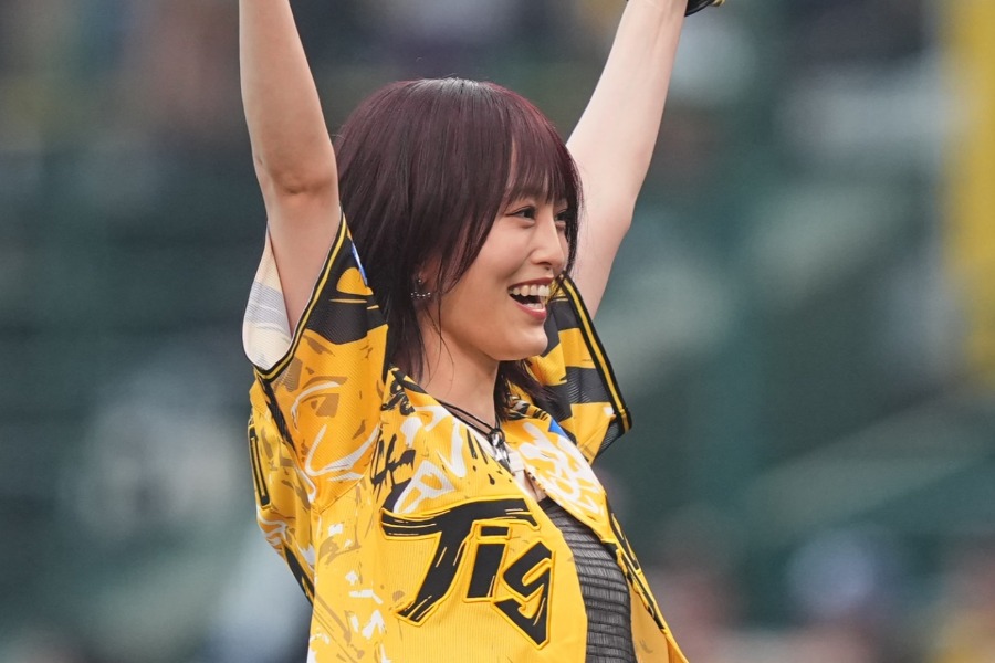 始球式に登場したシンガー・ソングライターの山本彩さん【写真提供：産経新聞社】