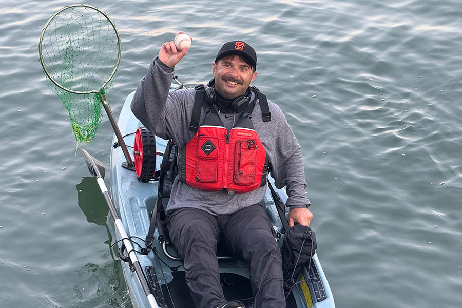 32号をキャッチしたブラット・レナードさん【写真：小谷真弥】