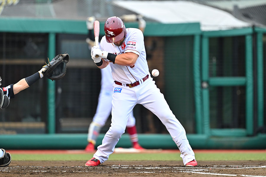 ソフトバンク戦で死球を受けた楽天のルーク・ボイト【写真：古川剛伊】