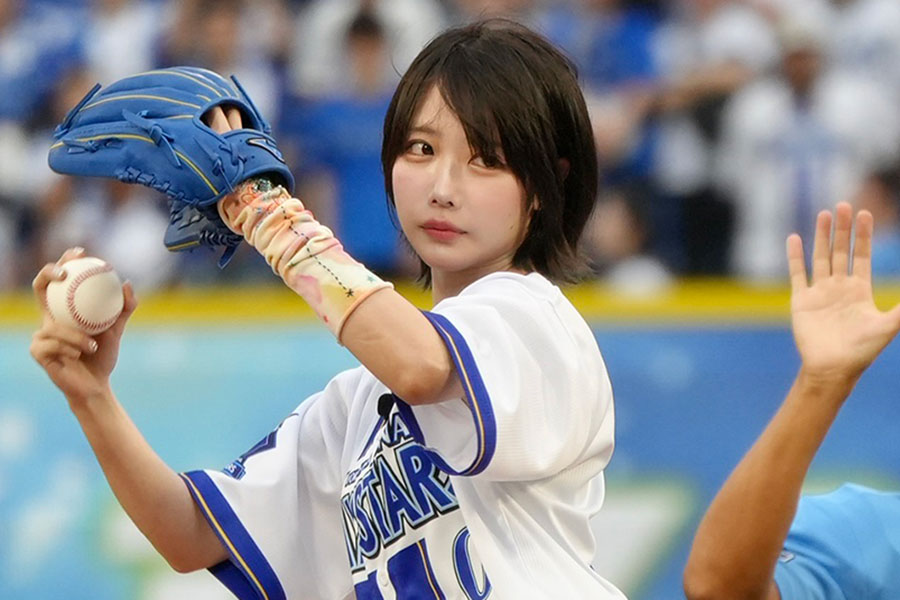 始球式に登場したあのさん【写真：町田利衣】