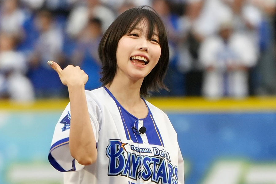 始球式に登場したあのさん【写真：町田利衣】