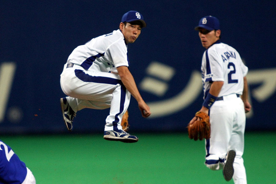 中日時代の井端弘和氏（左）と荒木雅博氏【写真提供：産経新聞社】